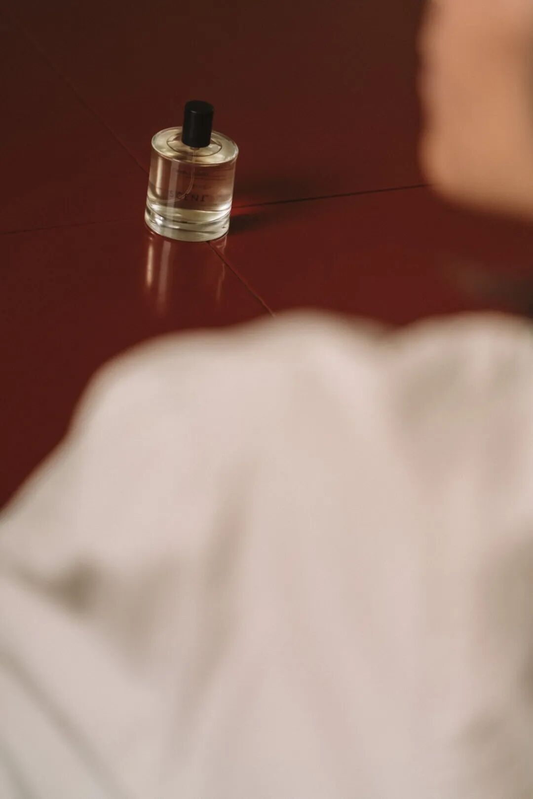 香水瓶与人物侧影