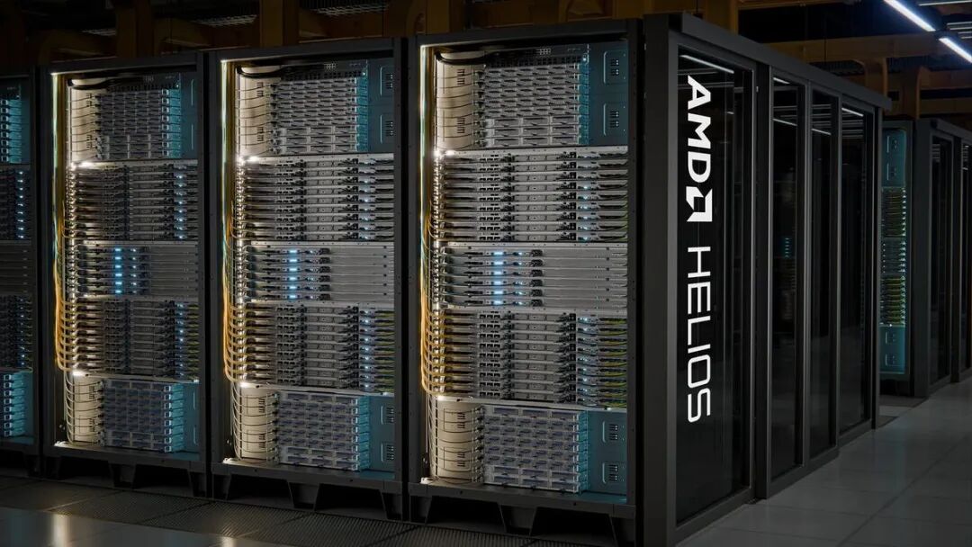 AMD HELIOS数据中心服务器机柜，内部密集排列服务器设备，指示灯呈蓝色