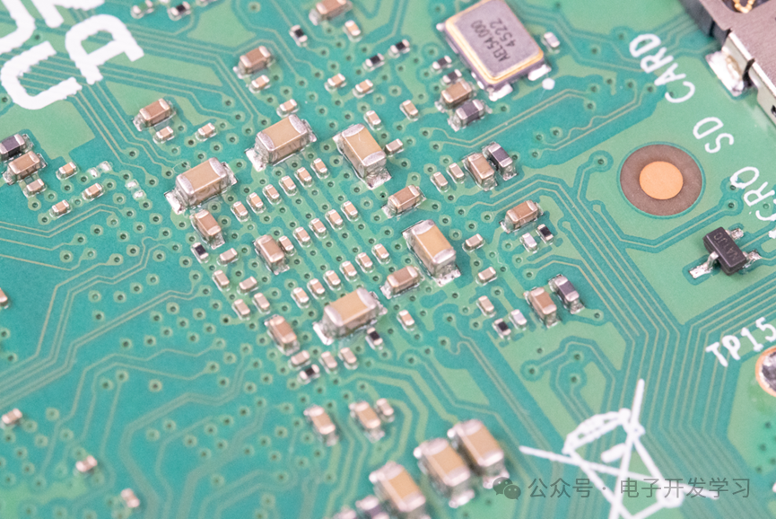 SoC背面的去耦电容阵列