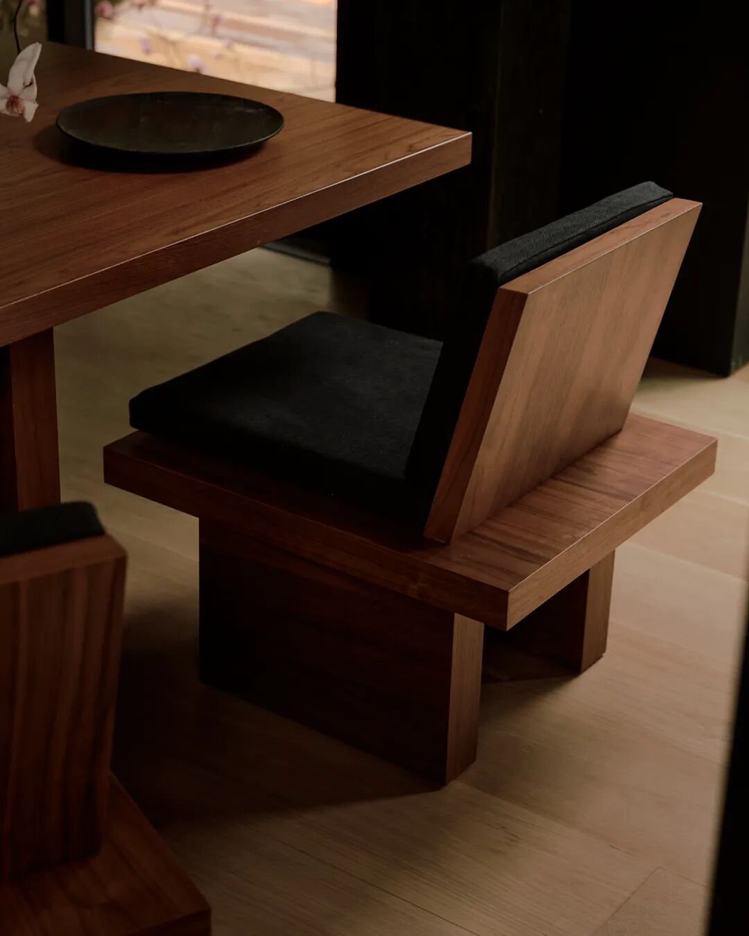 特写：现代日式风格的深色木质餐桌椅