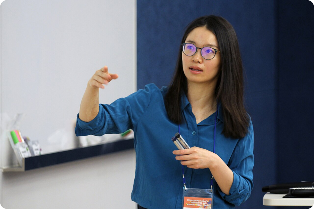 2024 年组合学与几何拓扑理论研讨会现场,研究者指着白板讲解