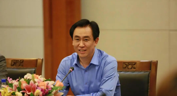 许家印在法庭或会议上发言资料图