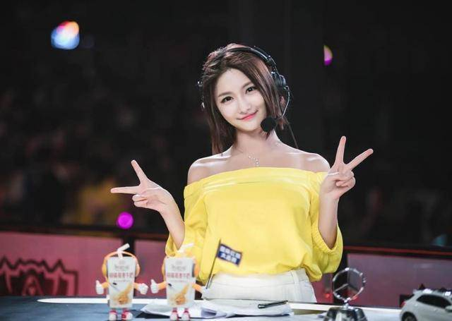 一位笑容灿烂的女解说