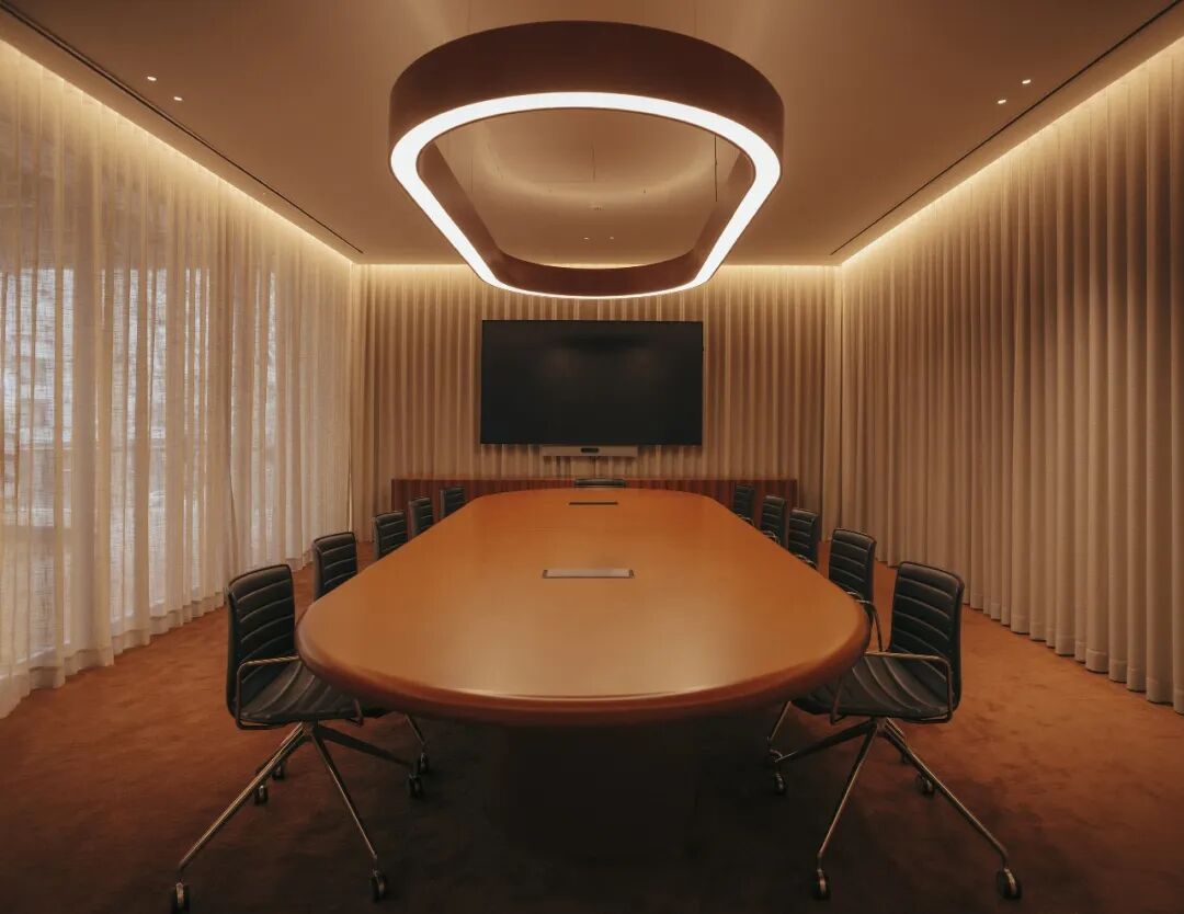 URW总部椭圆形会议桌