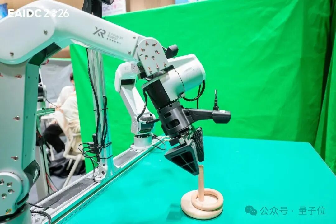 机器人正在进行套环立柱任务