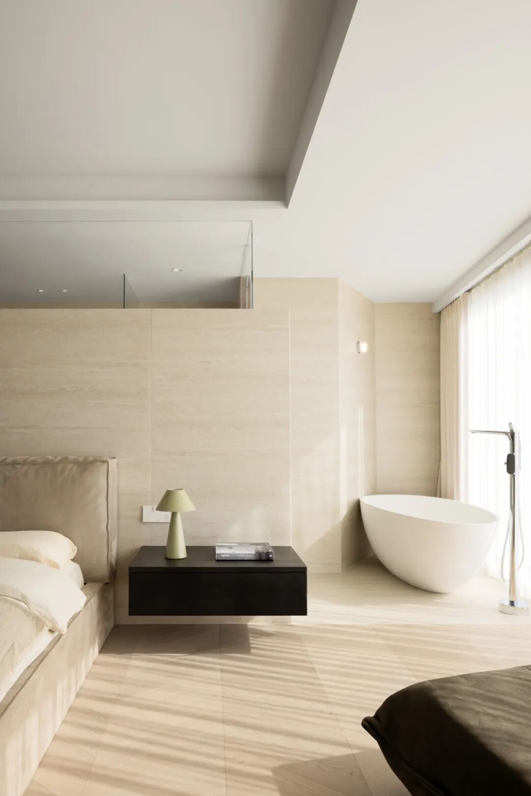 卧室与浴室一体空间，独立浴缸