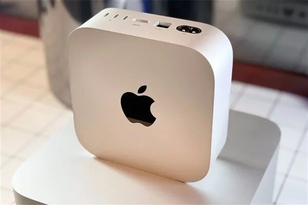 苹果M4 Mac mini主机接口特写