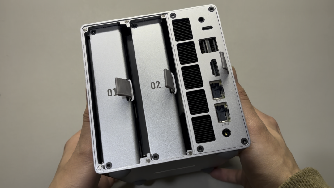 设备背面硬盘插槽特写