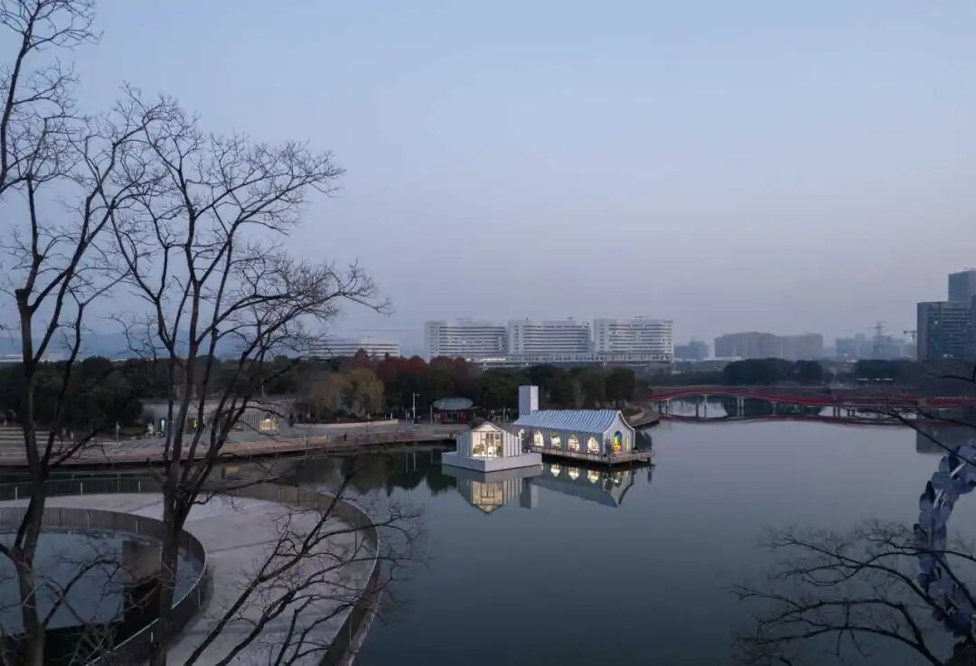 从公园入口看向天鹅湖礼堂