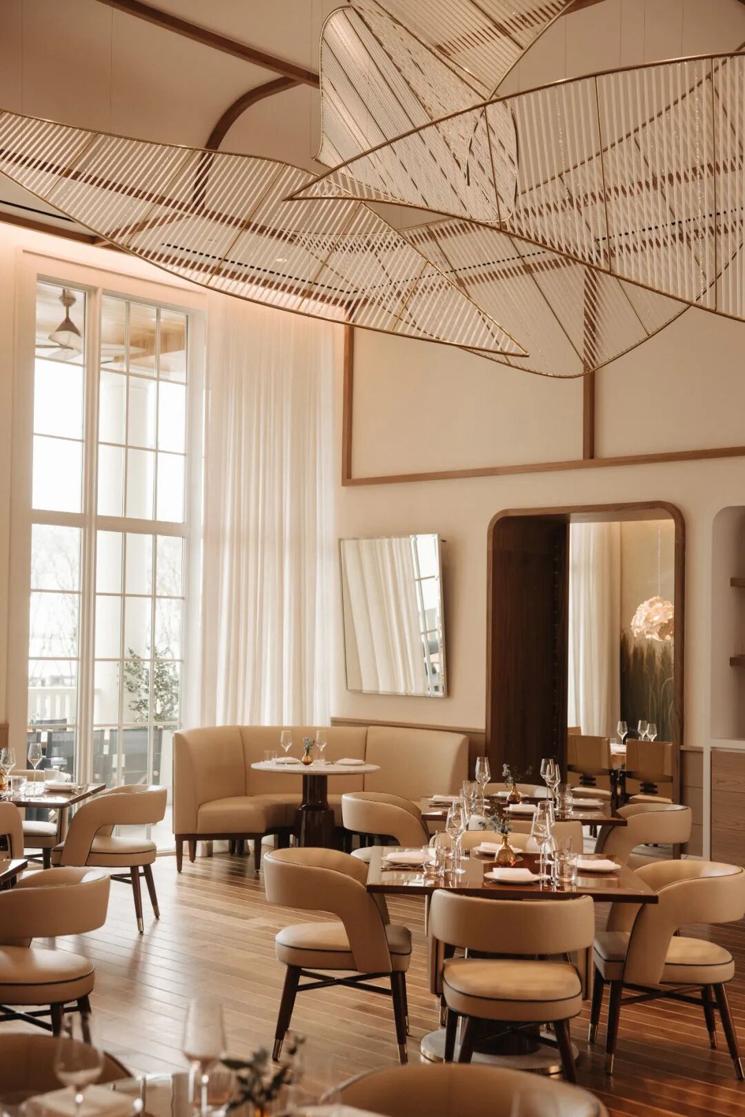 餐厅内部，金色艺术吊灯