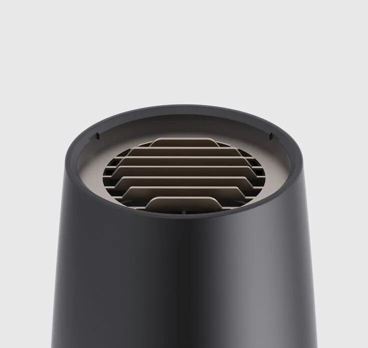 黑色圆柱形设备顶部出风口格栅特写，平行水平板条构成深灰色散热口