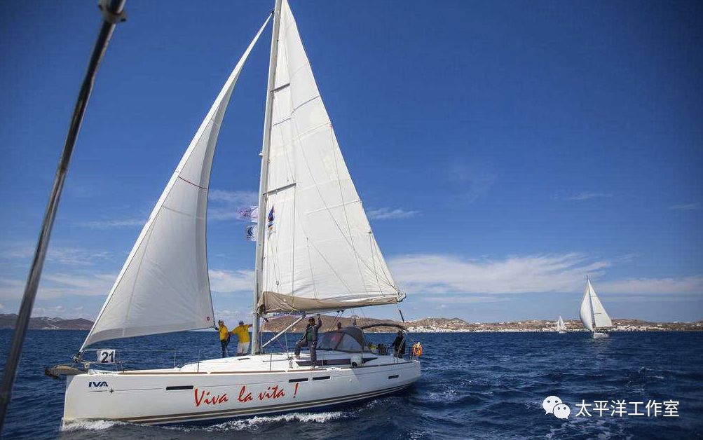 一艘白色帆船在蔚蓝海面上航行,寓意代码的“远航”