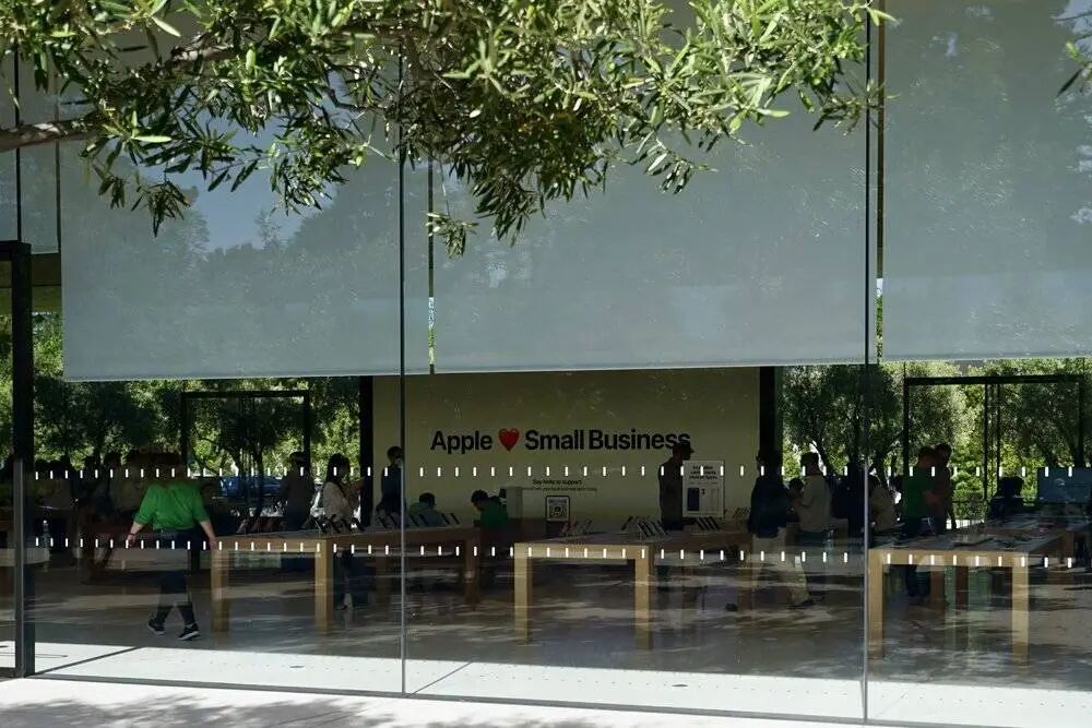 苹果零售店外景，标语“Apple ❤️ Small Business”