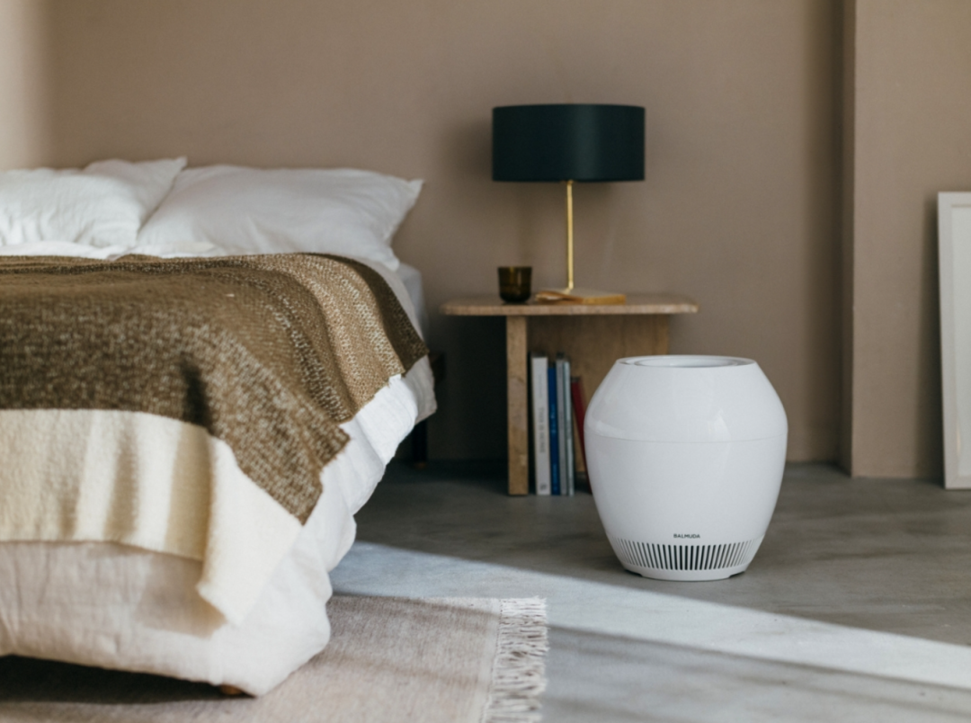 Balmuda Rain加湿器在卧室床边场景