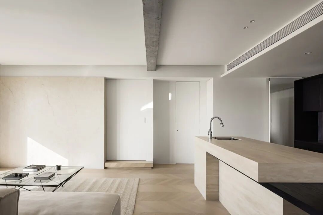 厨房岛台与客厅过道，白色推拉门