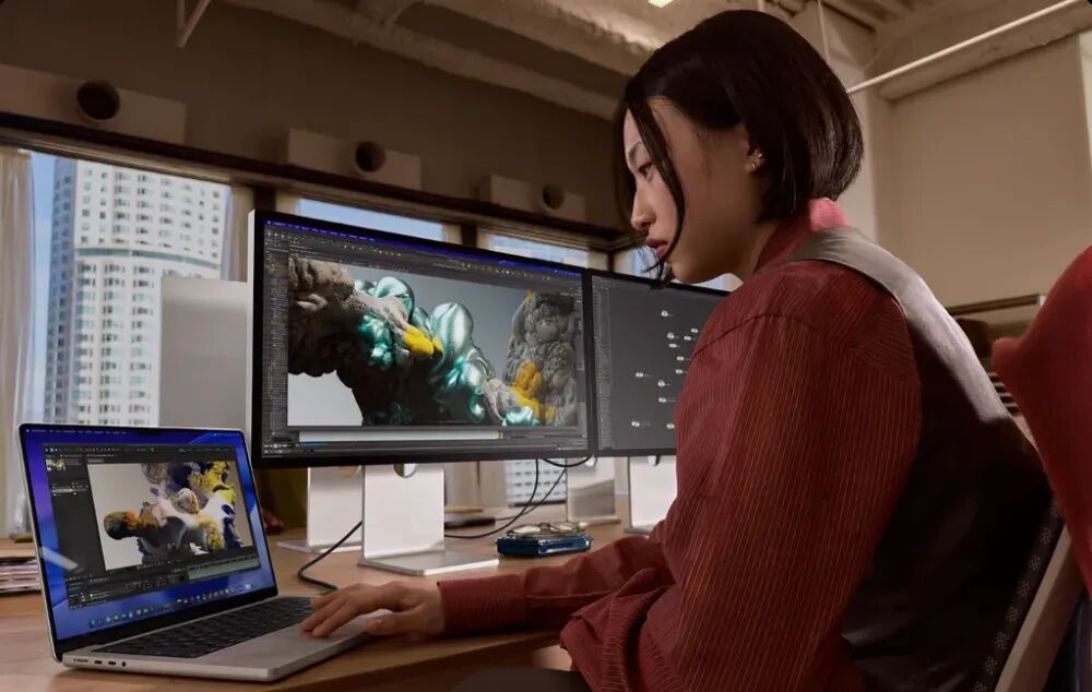 办公室内的多屏3D建模工作场景