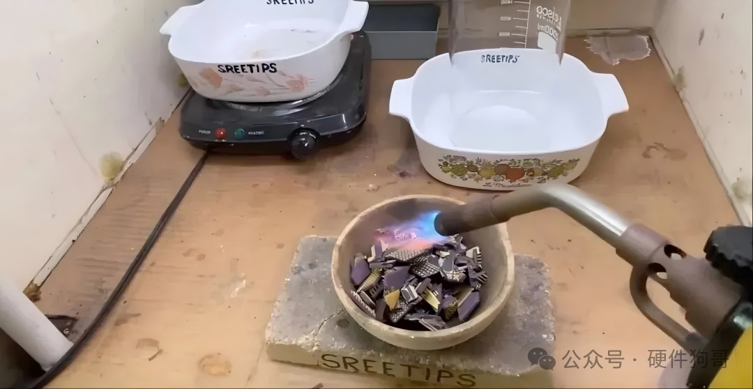 使用喷灯加热装有金属碎片的陶土碗