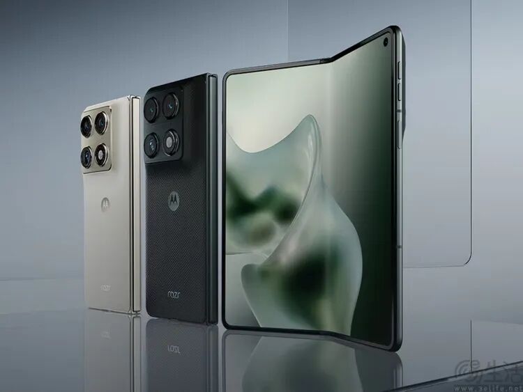 三款 moto razr 折叠屏手机并排展示
