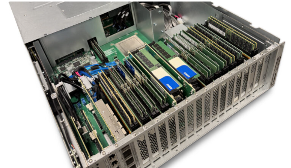 一台打开机箱的服务器内部结构