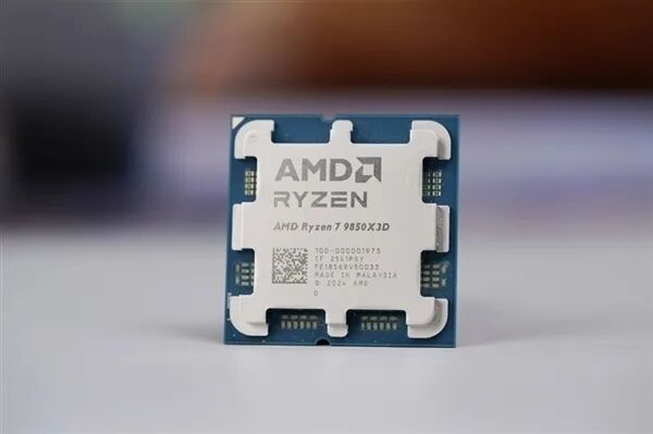 AMD Ryzen 7 9850X3D处理器特写