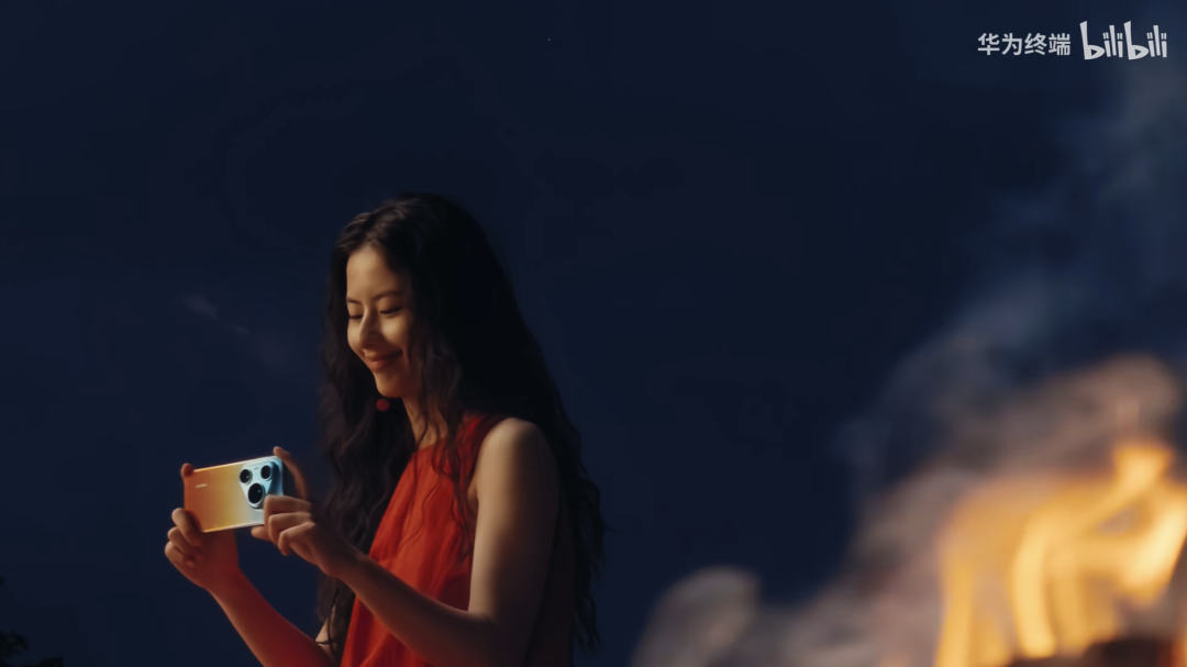 女性在夜晚手持华为手机