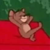 一只得意微笑的卡通猫坐在沙发上