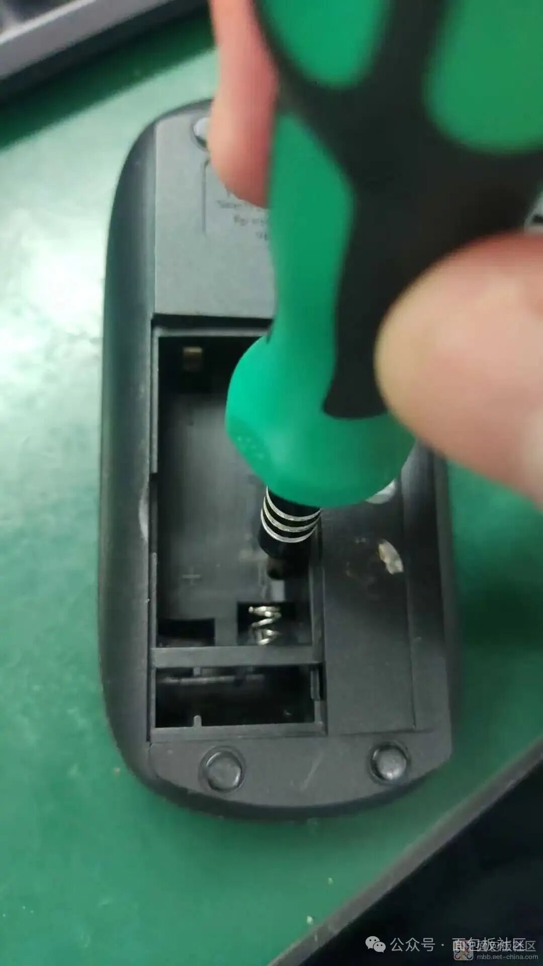 拆卸鼠标底部电池仓固定螺丝