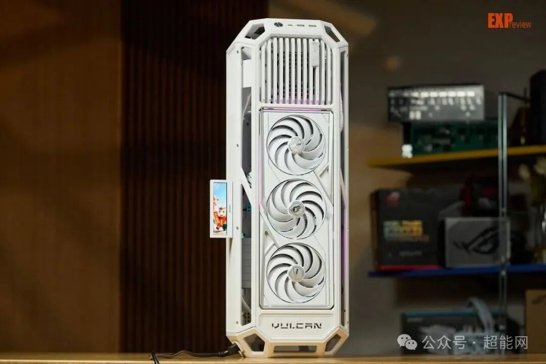 竖立放置的机箱正面，插有卡片