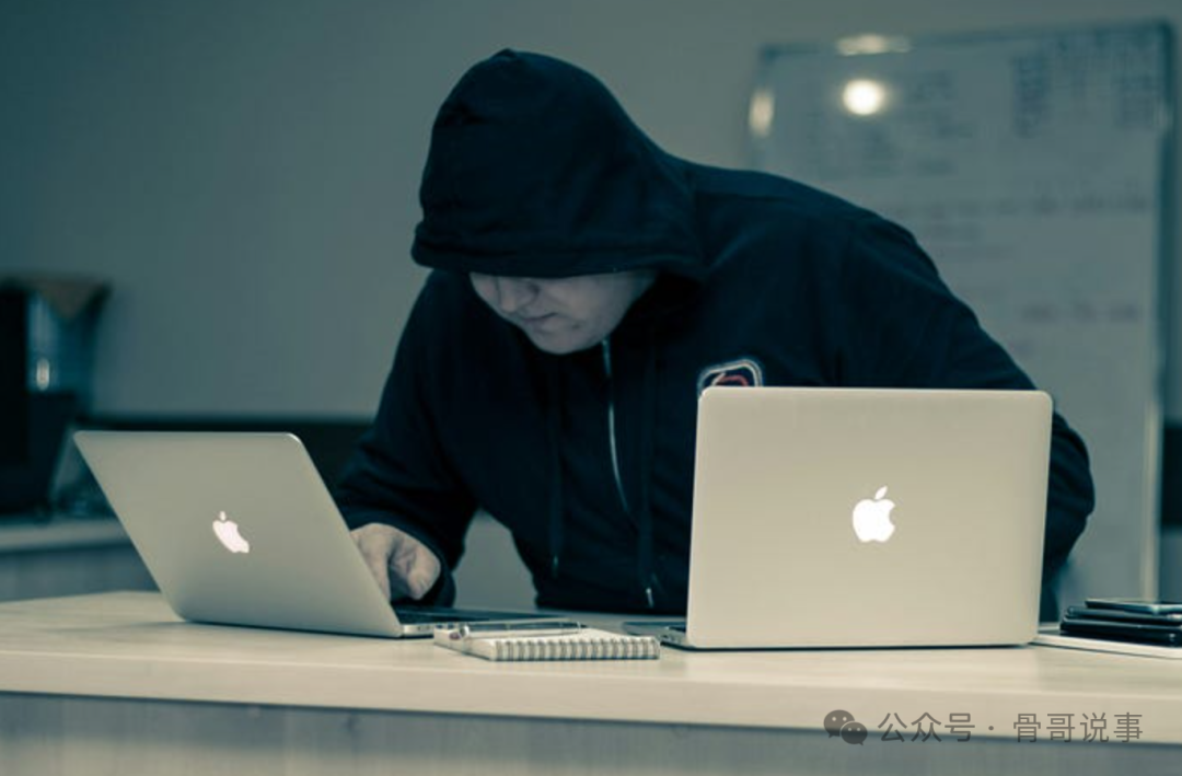 黑客操作电脑示意图