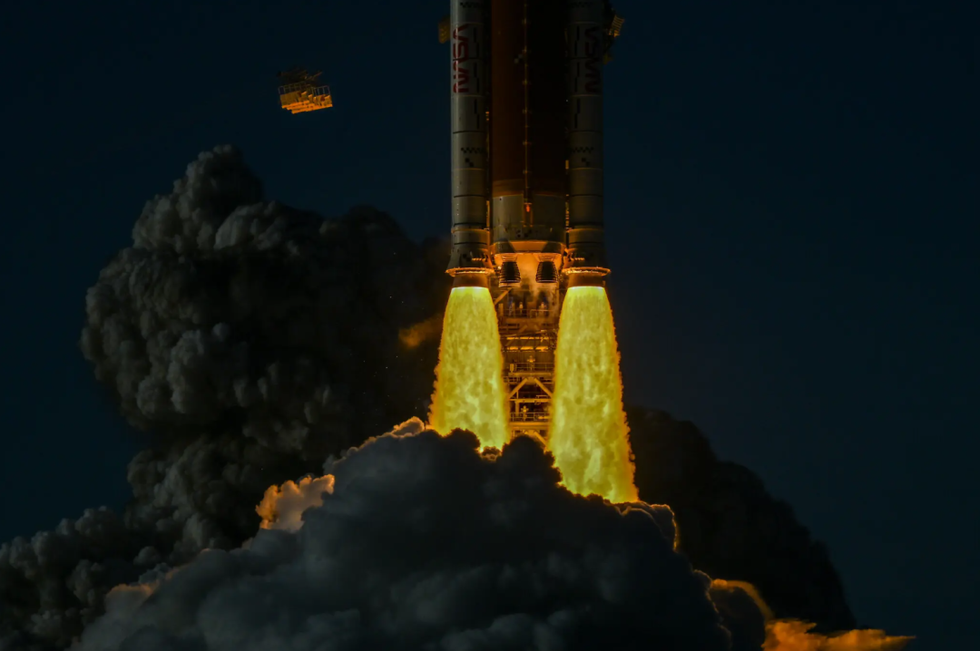 夜间火箭发射