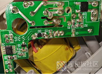 电压转换器PCB反面元件布局与安全开槽