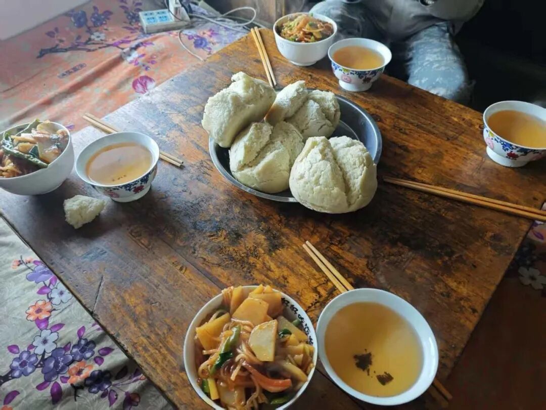 午餐特写:炒杂菜、馒头、茶水