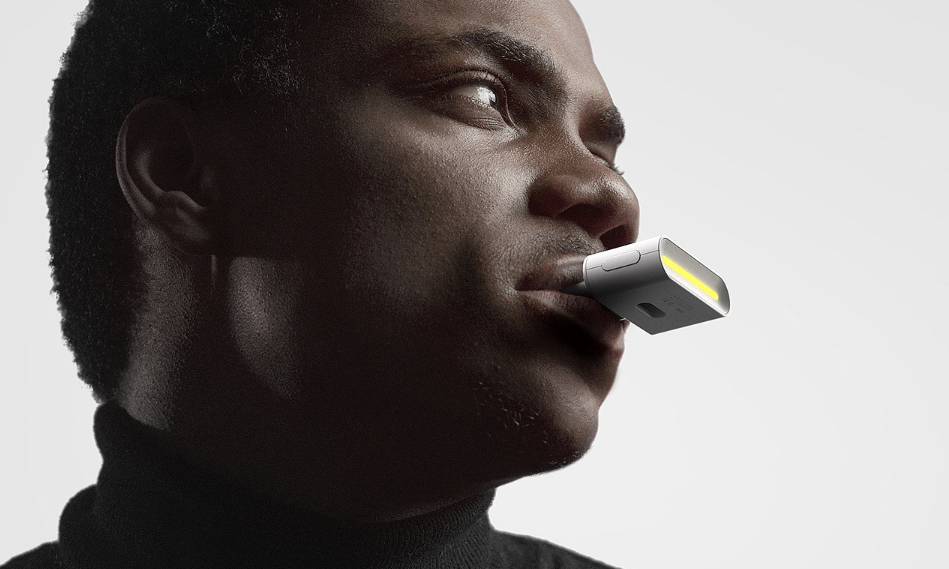 模特佩戴银色长方形口腔控制器，设备发出黄色光芒