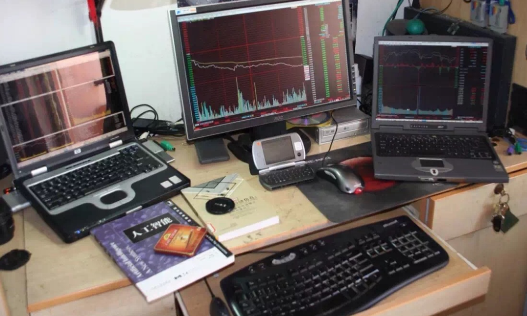 二十年前在宿舍研究Agent Swarm时的工作台,摆满电脑和资料