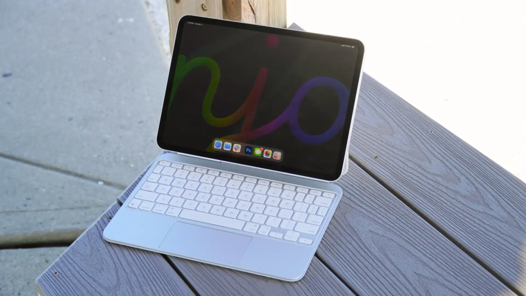 iPad 12白色键盘保护套实物图