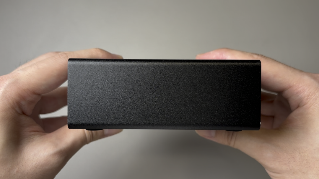 W150侧面视角，展示金属磨砂外壳