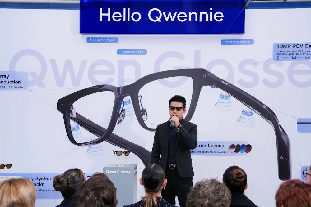 阿里千问C端事业群市场部总经理严凯在MWC发布千问最新AI眼镜