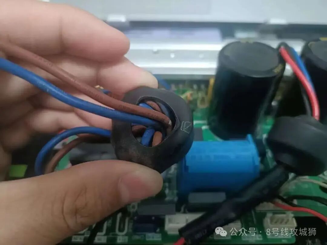 电源线在磁环上缠绕多圈的特写