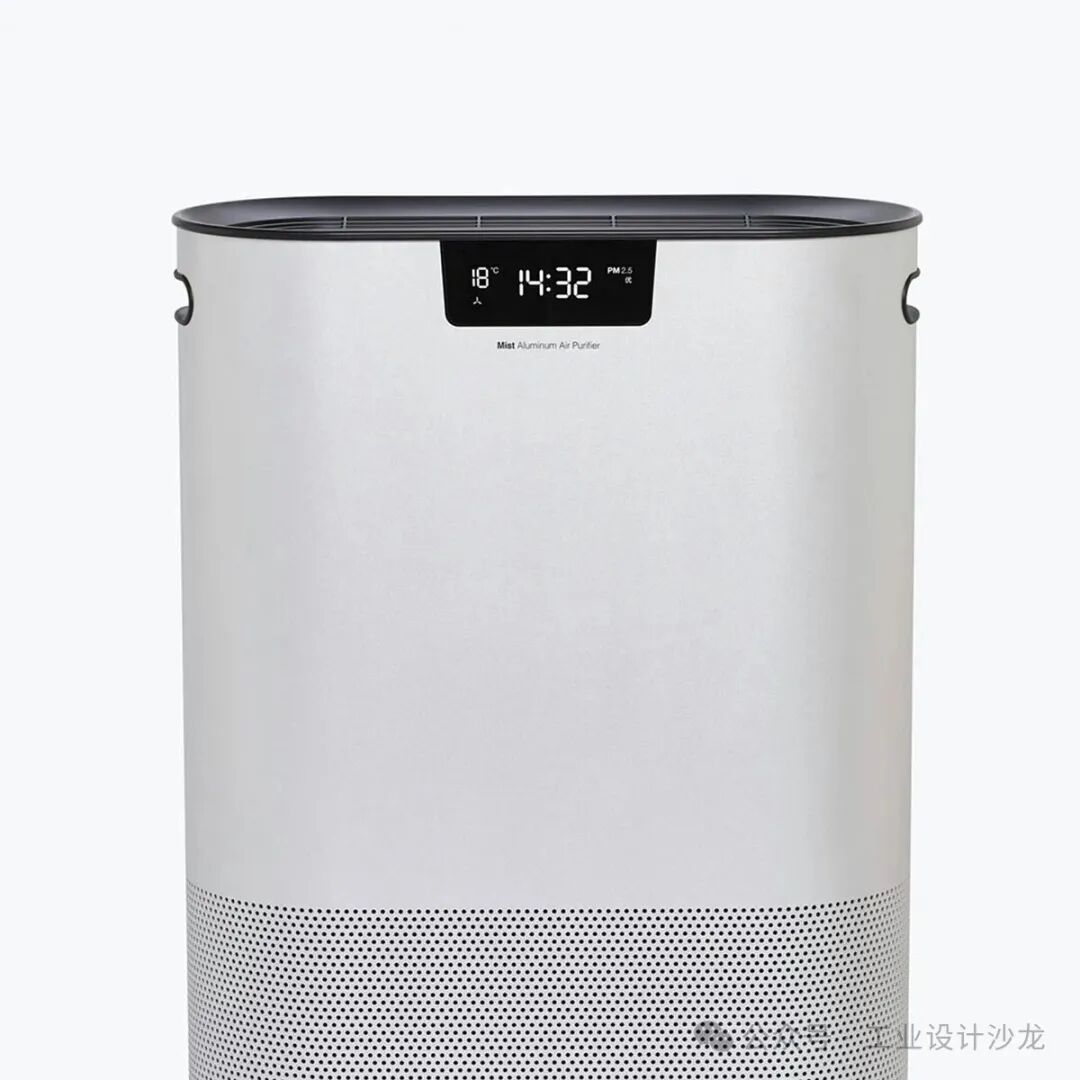 白色圆柱形空气净化器,黑色弧形盖板,正面数字屏显示时间、温度及PM2.5