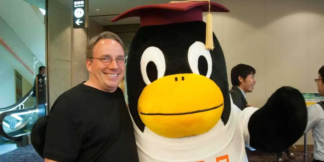 Linus Torvalds 与 Linux 企鹅吉祥物合影