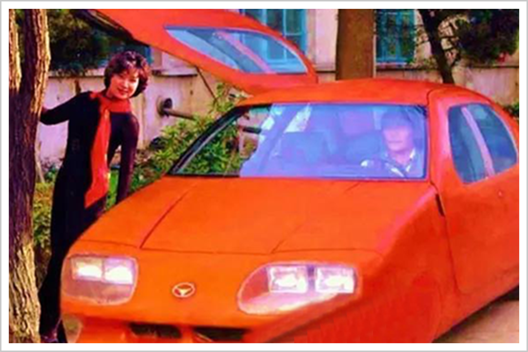 叶文贵(车内)与车模展示“叶丰”概念型混合动力汽车