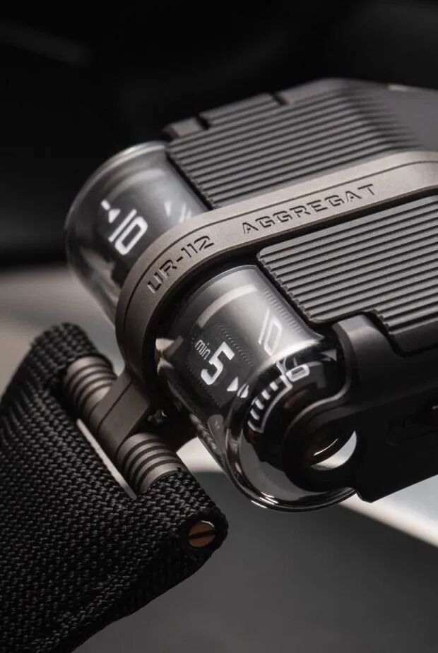 带有透明视窗与数字刻度的“UR-112”机械装置特写