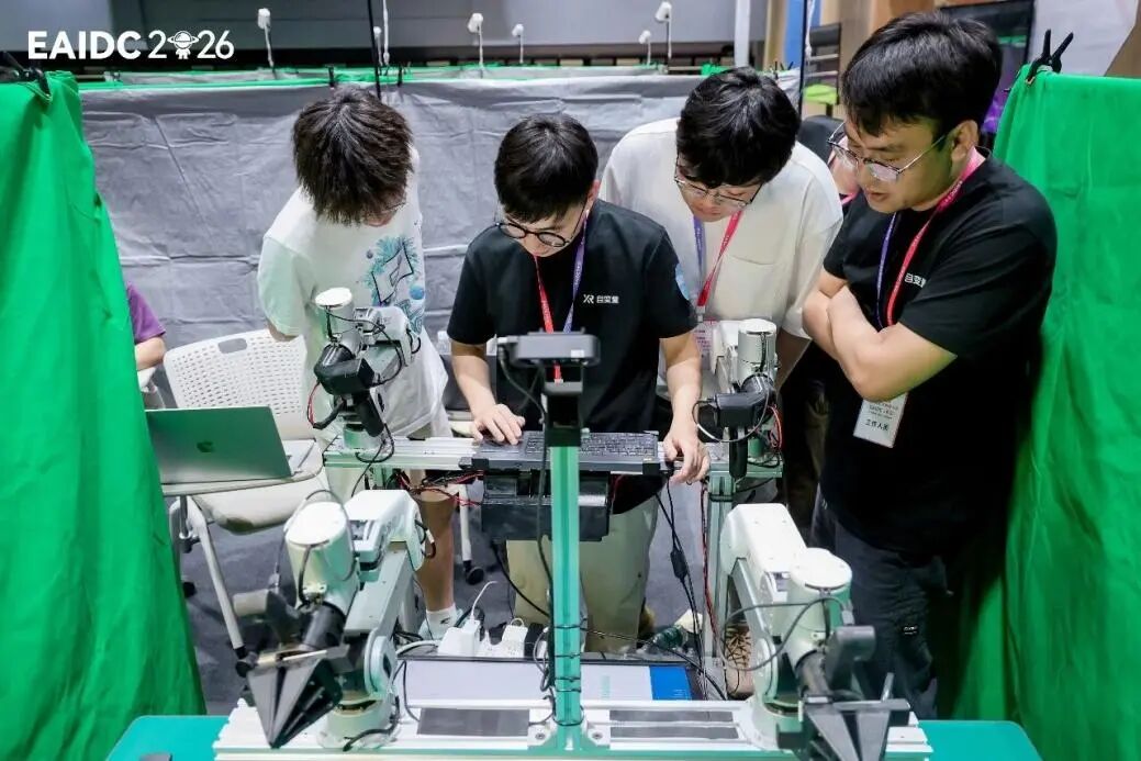 决赛现场,参赛队伍围绕真机调试模型与系统