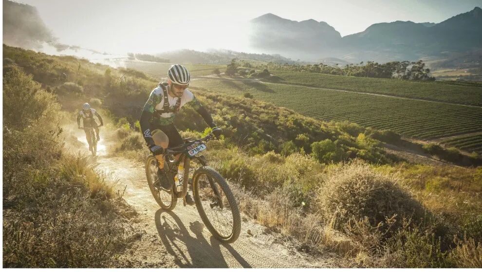 山地自行车手在山间小径上骑行