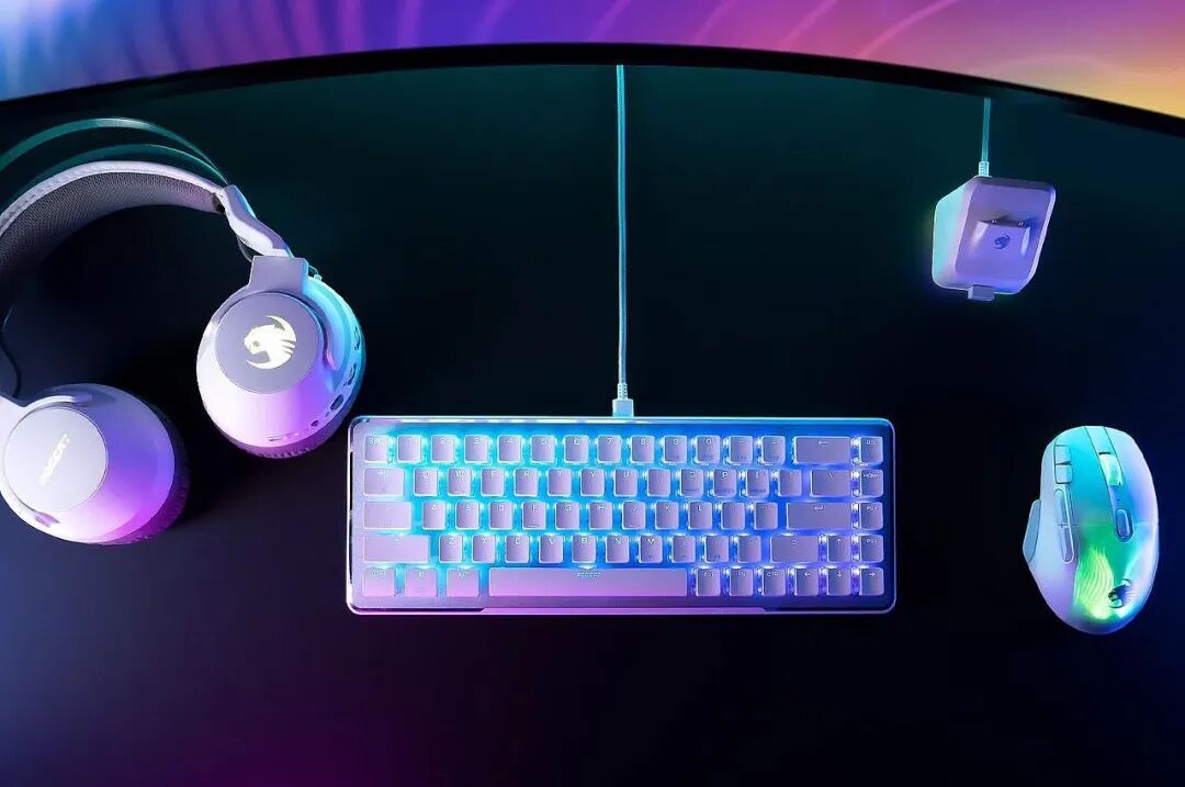 俯拍电竞设备桌面RGB灯光布置
