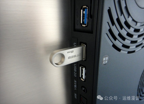 银色U盘插入电子设备USB 3.0接口的特写,可见OTSE9 8GB字样与USB 2.0/A标识