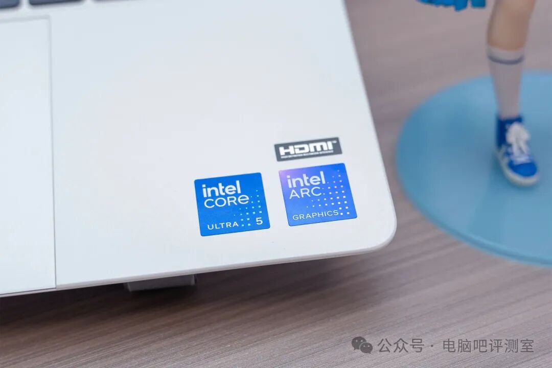 C面Intel Core Ultra 5与Arc B370标识