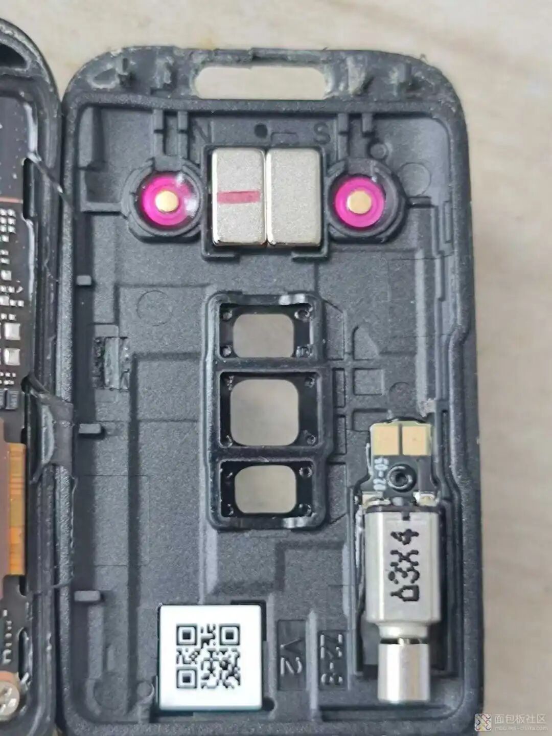 充电触点与磁铁