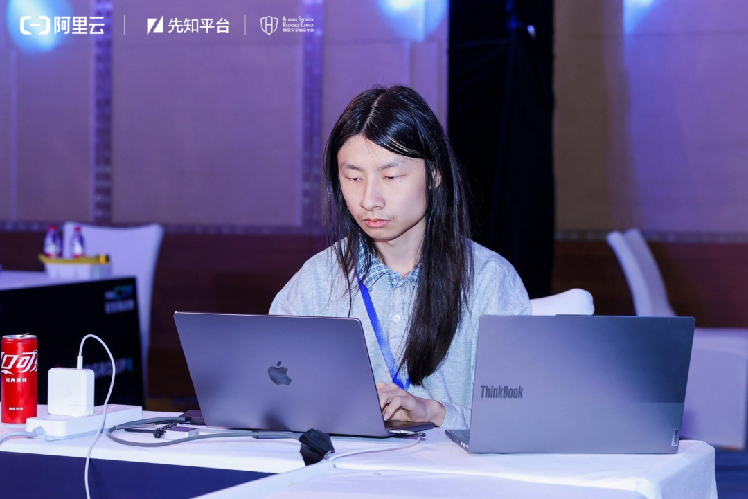 选手在阿里CTF2026决赛现场操作笔记本电脑