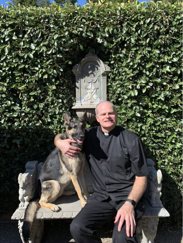 麦奎尔神父与他饲养的德牧